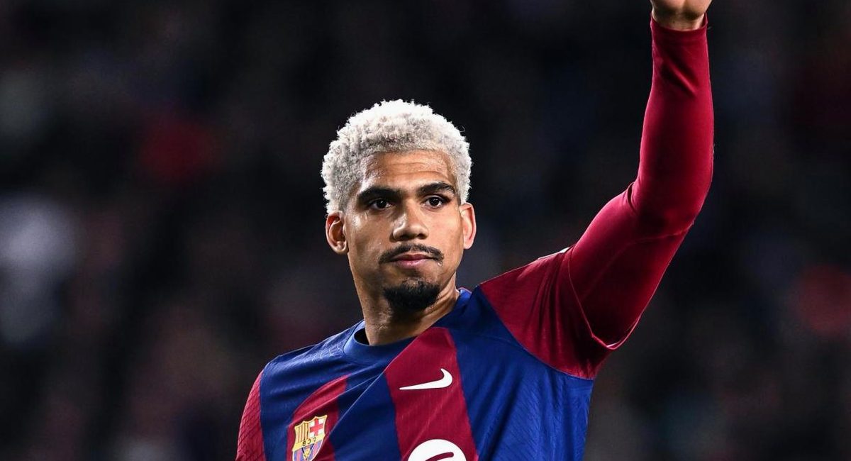 Araujo titolare contro l'Inghilterra: messaggio al Barça