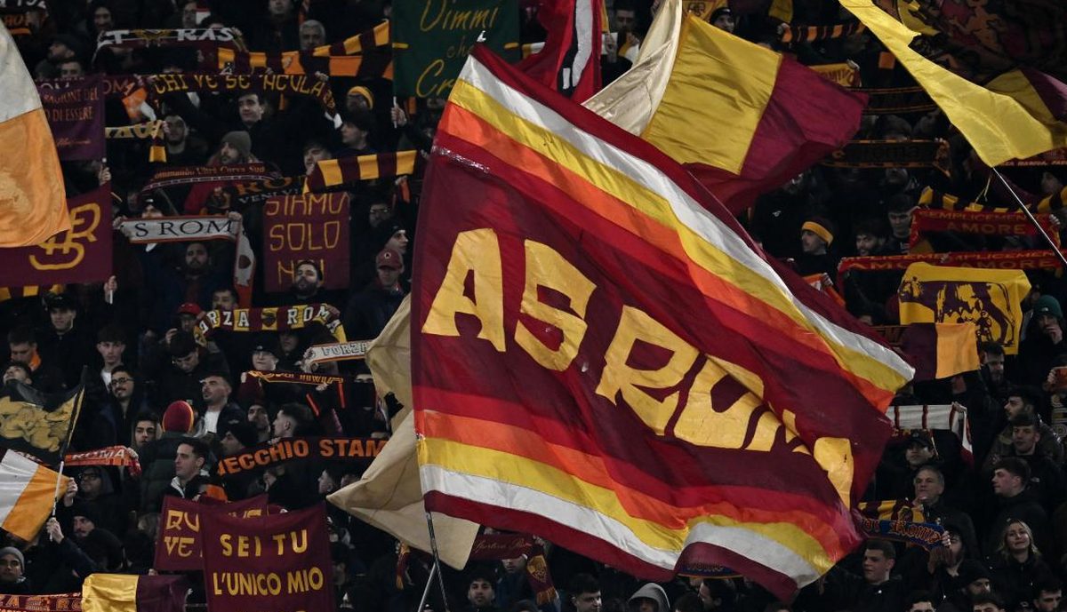 Roma, la Curva Sud saluta Cherubini: un tributo da brividi
